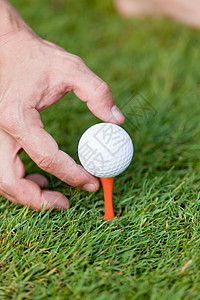 绿色草地上的高尔夫球和铁 大型夏季户外竞赛爱好俱乐部球具娱乐高尔夫金属推杆场地课程图片