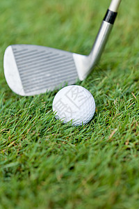 绿色草地上的高尔夫球和铁 大型夏季户外游戏闲暇课程推杆俱乐部爱好宏观运动高尔夫竞赛图片