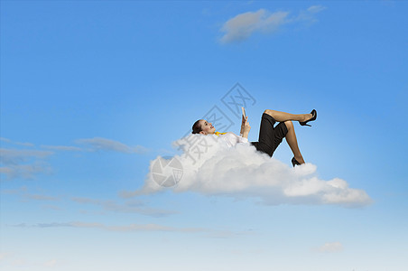 商业妇女躺在云上女性平衡女士天空白色沉思蓝色工人灵魂平板图片