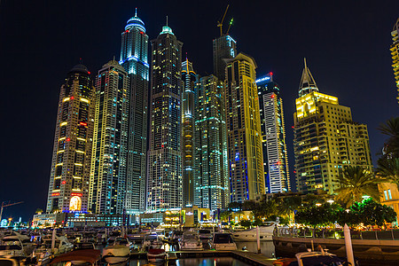 2012年11月16日 阿拉伯联合酋长国迪拜Marina的夜生活场景旅行街道酒店摩天大楼码头建筑灯光窗户运输图片