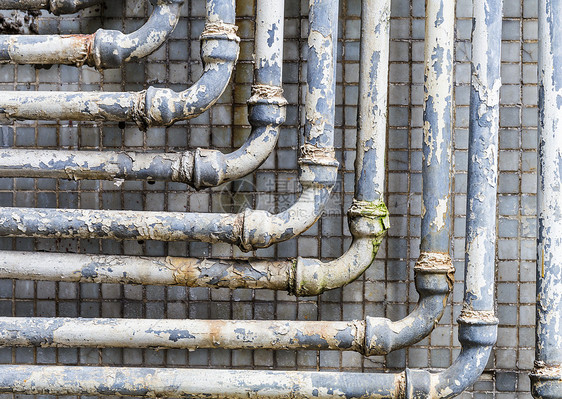 墙上一系列平行的旧管线工匠关节建筑学建筑间距灰色线条乡村管道精神图片