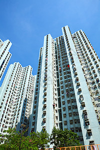 香港的住宅楼群建设公寓市中心房子低角度天空蓝色绿色民众植物土地图片