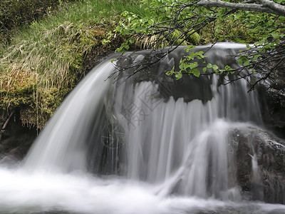 山地瀑水岩石苔藓瀑布荒野运动流动阳光热带石头公园图片
