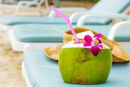 在海滩上放松闲暇绿色稻草休息室晴天座位椰子时间日光浴皱纹图片