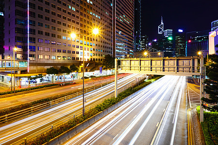 晚上在城市高速公路上速度城市运输运动通道踪迹交通街道摩天大楼建筑图片