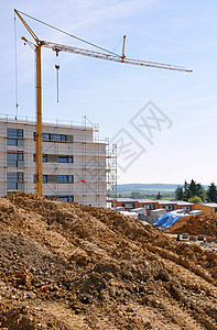 建筑工地房屋上的起重机城市蓝色办公室框架房子天空技术建造住房工作图片