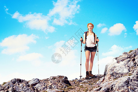 青年妇女登山女职业游客自由女孩背包旅行运动环球岩石娱乐图片