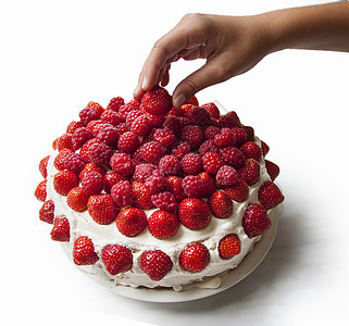 草莓和草莓蛋糕水果糖果蛋糕生日采摘奶油覆盆子白色浆果海绵图片