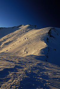 山脊冒险小路娱乐远足旅行岩石阳光雪帽运动阴影图片