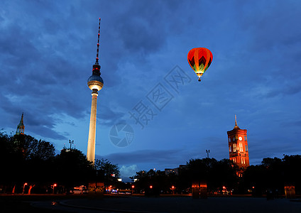 柏林电视塔     出生地热气辉光尖塔正方形蓝色建筑大教堂首都广场气球图片