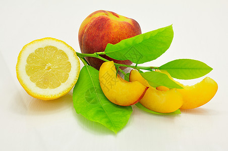 新鲜桃子和柠檬图片