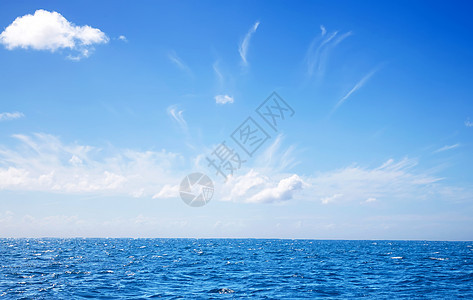 蓝天空和海与地平线图片