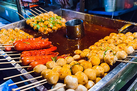 其他许多东南亚国家中流行的民族菜团萨沙Sa炙烤猪肉黄瓜烧烤美食红色食物文化小吃餐厅图片