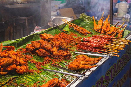 其他许多东南亚国家中流行的民族菜团萨沙Sa花生黄瓜美食餐厅烧烤食物猪肉小吃红色炙烤图片