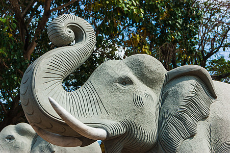 阳光明媚的一天 泰国巨石象在圣坛上雕像哺乳动物树干艺术丛林文化塑像古董灰色手工图片