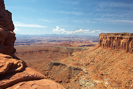 峡谷地岩石侵蚀土壤背包干旱荒野踪迹天空蓝色沙漠图片