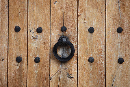 门把手或锁在旧木门上图片