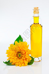 玻璃瓶和向日葵中的油 以白板隔绝瓶子白色玻璃食物植物调味品黄色液体烹饪燃料图片