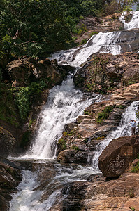 拉瓦纳瀑布岩石瀑布荒野溪流图片