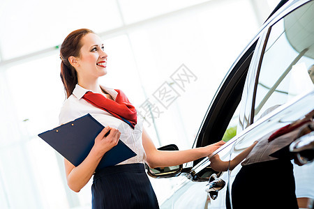 担任展厅顾问的年轻妇女女士女性经销商夫妻合同推销员蓝色车库司机服务图片