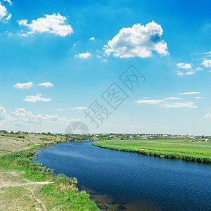 与有云的蓝河旅行太阳风景爬坡反射流动国家生态晴天海岸图片