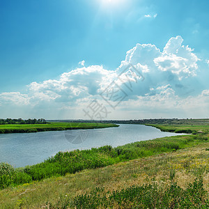 绿绿的风景 有河流 有阴云的天空 有太阳图片