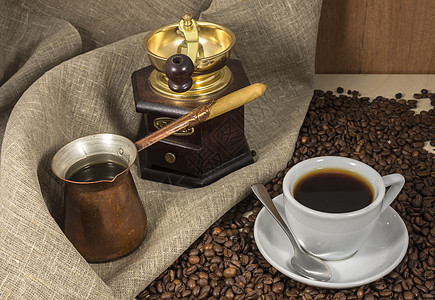 咖啡在大理石桌上的杯子里 手动和塞斯韦磨床食物棕色咖啡店麻布文化木头厨房图片
