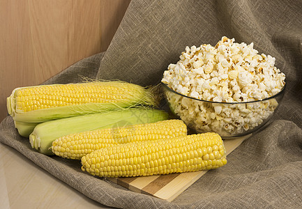 玉米在椰子和爆米花上 在玻璃碗里棒子小吃内核绿色粮食谷物食物黄色甜点图片