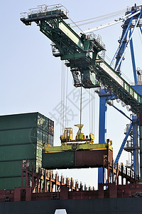 货轮上集装箱的贮存贸易商业船厂蓝色油船码头货运城市船运加载图片