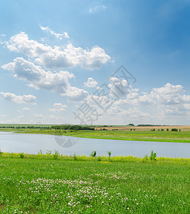 河上阴云多云的天空场地场景地平线草原流动风景晴天天堂波纹反射图片