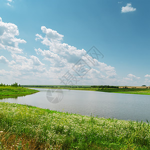 河上阴云多云的天空阳光太阳旅行地平线蓝色场景反射植物场地草地图片