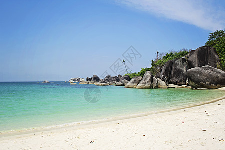 贝利东岛的海滩地平线天空蓝色岩石海洋热带支撑海浪场景晴天图片