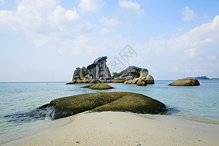 贝利东岛的海滩海洋天空热带支撑海岸场景晴天岩石海景地平线图片