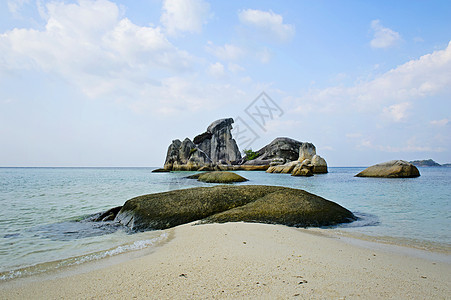 贝利东岛的海滩海浪海岸海景场景热带海洋支撑岩石地平线晴天图片