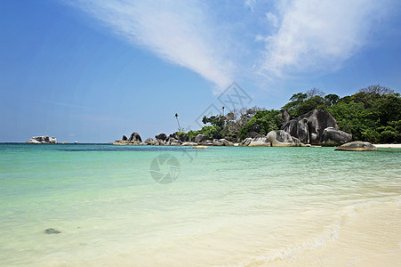 贝利东岛的海滩岩石假期天空海浪支撑蓝色场景热带海洋海景图片