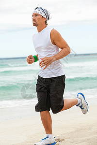 男子在沙滩上慢跑 夏季运动健身运动装蓝色海洋海滩活力锻炼训练赛跑者速度娱乐图片
