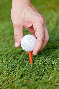 绿色草地上的高尔夫球和铁 大型夏季户外娱乐闲暇爱好推杆球座运动游戏球具高尔夫活动图片