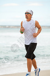 男子在沙滩上慢跑 夏季运动健身蓝色赛跑者活动成人海洋跑步男性慢跑者行动身体图片