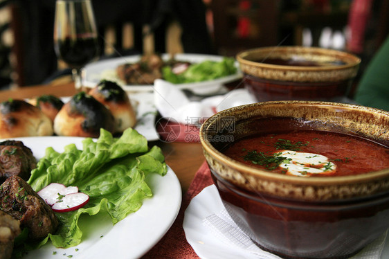 乌克兰威士忌 卷肉和烧烤面包盘子饮食奶油重量牛肉食物草药猪肉红色图片