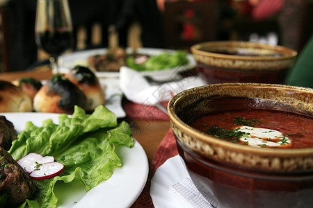 乌克兰威士忌 卷肉和烧烤面包草药奶油红色食物牛肉猪肉重量盘子饮食图片