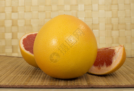 葡萄果 全水果和切片都在桌上框架紫色果皮食品黄色粉色红色肉质柚子橙子图片