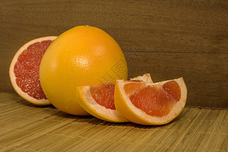 葡萄果 全水果和切片都在桌上黄色粉色食品果皮橙子柚子框架红色肉质紫色图片
