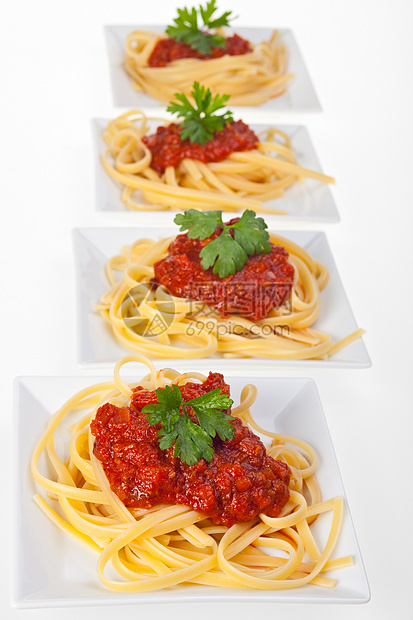 配番茄酱和面食的意大利面餐具烹饪美食午餐食谱宏观盘子餐厅食物面条图片