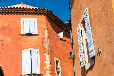 法国普罗旺斯鲁西隆 著名的红色古老家园历史性村庄财产天空爬坡树木百叶窗房子古董山顶图片