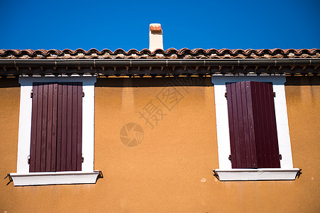 法国普罗旺斯鲁西隆 著名的红色古老家园古董文化村庄财产山顶假期蓝色天空爬坡百叶窗图片