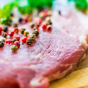 牛排生肉红色白色牛肉猪肉鱼片香菜肌肉木板美食牛扒图片