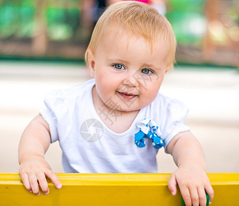 可爱宝宝肖像白色幸福童年女孩快乐几个月儿童家庭金发眼睛图片