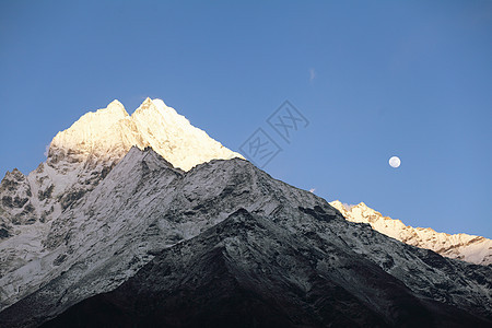 雪雪山高山旅行天空岩石远足顶峰全景风景环境蓝色图片