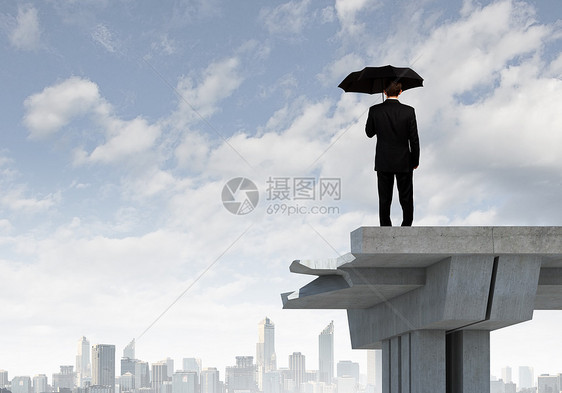 商家站在桥上构造工作力量套装天空领导办公室男人城市人士图片