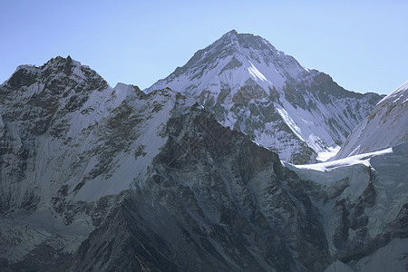 雪雪山蓝色全景天空风景山峰旅行远足高山环境活动图片